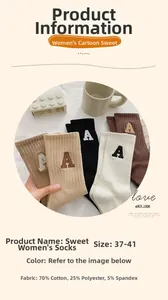 Détail de la broderie lettre A sur chaussettes en coton avec composition et taille