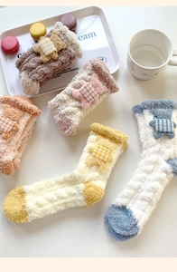 Détail de cinq paires de chaussettes en polaire corail avec d'adorables oursons en 3D