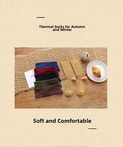 Comode calze in cotone bordeaux e blu navy presentate su un tavolo rustico di legno caldo