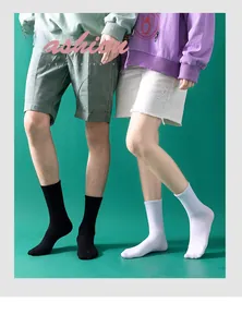 Nahaufnahme von schwarz-weißen Baumwollsocken mit Rippstrick und verstärkten Bündchen