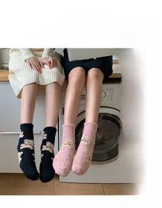Nahaufnahme dicker Korallenfleece-Thermosocken mit süßen Cartoon-Bärenmustern