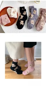 Detail von Korallenfleece-Socken mit Teddybär-Muster und dicker warmer Textur