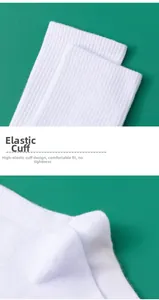 Detail des hochelastischen Rippbündchens an weißen Baumwollsocken mit weicher Textur