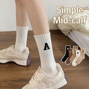 Chaussettes blanches en coton avec broderie lettre A disponibles en cinq tons neutres