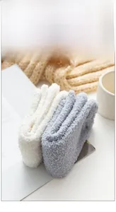 Chaussettes douillettes en velours corail crème et gris pour la chaleur automne-hiver