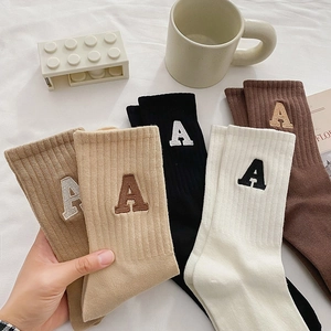 Lot de cinq paires de chaussettes en coton avec broderie lettre A en couleurs neutres
