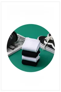 Detail von hochdichten Baumwollsocken mit rutschfestem Rippmuster und atmungsaktivem Stoff