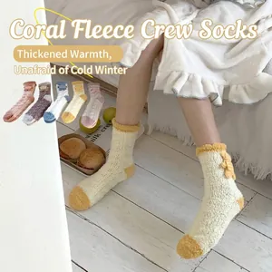 Chaussettes épaisses en polaire corail avec détails floraux et bordures à volants