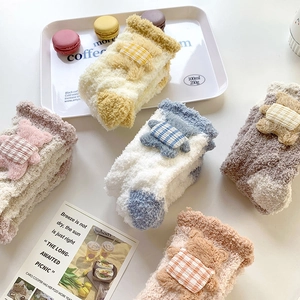 Chaussettes thermiques épaisses en polaire corail pour femmes avec oursons 3D en cinq couleurs