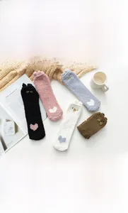 Détail de cinq paires de chaussettes en molleton corail avec oreilles de chat mignonnes