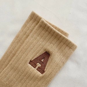 Chaussettes mi-hautes en coton kaki avec texture côtelée et broderie lettre A
