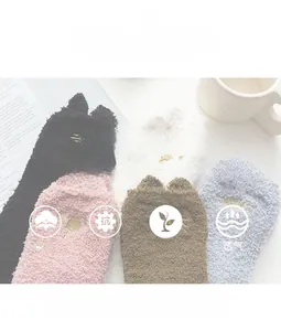 Gros plan de chaussettes d'hiver épaisses en polaire corail de plusieurs couleurs