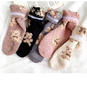Detail von dicken Korallenfleece-Socken mit Bärenmuster und zartem Spitzenrand