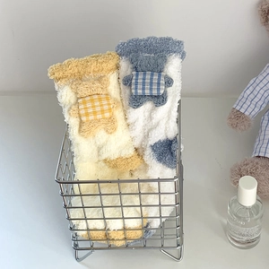 Chaussettes épaisses en polaire corail avec oursons 3D dans un panier de rangement en métal