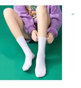 Detailansicht der weißen gerippten Baumwollsocken getragen mit Sneakern