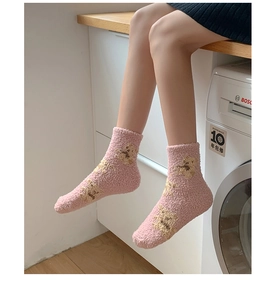 Detail von rosa Korallenvlies Socken mit süßem Bärenmuster und warmer Plüschstruktur