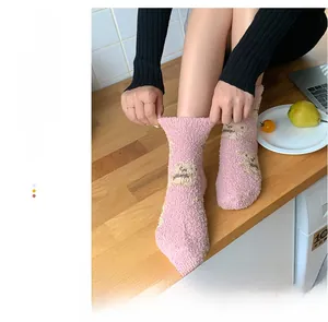 Details von rosa Korallenvlies-Thermosocken mit süßer brauner Bärenstickerei