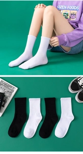 Nahaufnahme von gerippten Baumwollsocken in Schwarz und Weiß mit bequemem Elastikbund