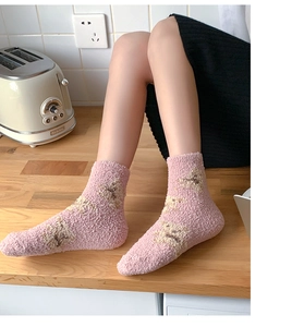 Detailansicht der dicken rosa Korallenvlies Socken mit süßen braunen Bärenmustern