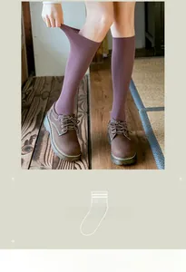 Détail de l'élasticité et de la texture côtelée des chaussettes hautes violettes