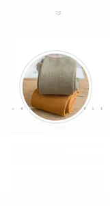 Détail de la maille côtelée des chaussettes montantes en coton jaune gingembre et vert olive