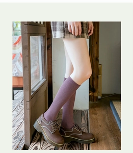Détails des chaussettes hautes violettes en coton côtelé avec un style rétro chic