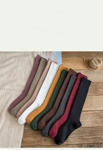 Présentation à plat de chaussettes hautes côtelées en coton de dix couleurs d'automne