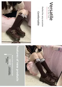 Dettaglio calzini Lolita marrone scuro con bordo in pizzo bianco e fiocco decorativo