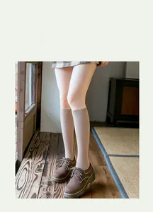 Gros plan de chaussettes hautes marron côtelées en coton mélangé style japonais