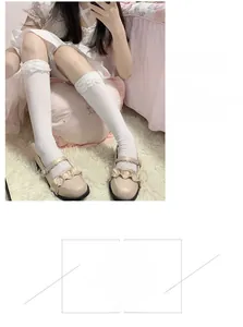 Dettaglio delle calze sopra il ginocchio Lolita in pizzo bianco con fiocchi e scarpe
