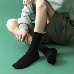 Minimalistische schwarze Baumwollsocken mit Rippbündchen für einen gemütlichen Look