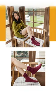 Dettaglio calzini in maglia rosso vino con texture a coste morbide e design elegante