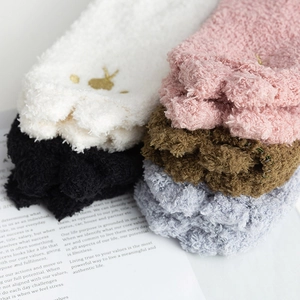 Chaussettes en polaire corail avec broderie lapin mignon en cinq couleurs assorties