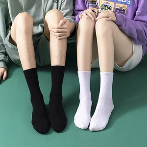 Klassische mittelhohe Baumwollsocken in Schwarz und Weiß mit Rippenmuster für Paare