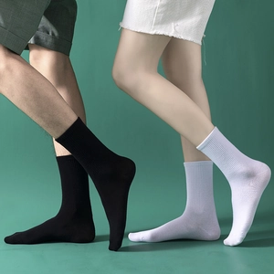 Klassische gerippte Crew-Socken in Schwarz und Weiß, minimalistischer Baumwoll-Look am Model