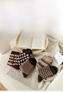Détail de cinq paires de chaussettes en laine vintage aux tons terreux pour l'hiver