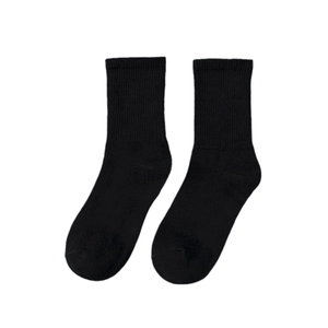 Klassische schwarze Crew-Socken aus atmungsaktiver Rippbaumwolle, minimalistischer Stil