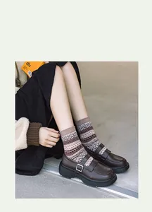 Détail de chaussettes en laine mélangée avec jacquard vintage et texture ondulée