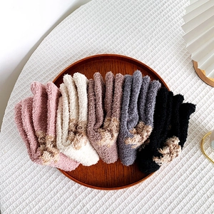 Fünf Paar dicke Korallenvlies Wintersocken für Damen mit süßen 3D Plüschbär-Verzierungen