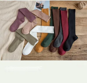 Vue détaillée de la texture côtelée en coton et des couleurs rétro des chaussettes