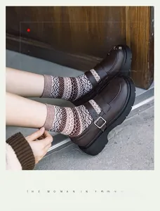 Détail de chaussettes en laine vintage à motifs ethniques et chaussures Mary Jane marron
