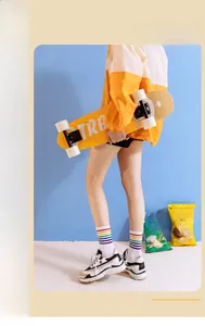 Détail de chaussettes en coton blanc avec rayures arc-en-ciel et style athlétique