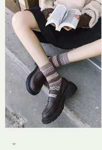 Détail de chaussettes en laine à motif jacquard portées avec des mocassins plateforme