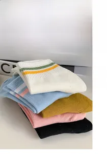 Dettaglio di cinque paia di calzini in cotone a righe e tinta unita in vari colori