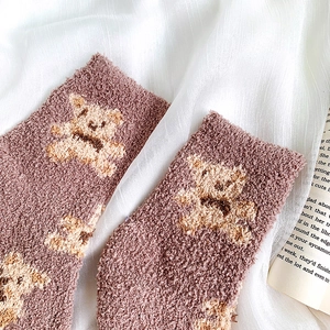 Warme dicke Korallenvlies-Socken mit Bärenmuster in Retro-Braun-Rosa für den Winter