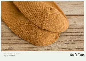 Détail de la pointe sans couture cousue main sur des chaussettes en coton côtelé jaune