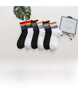 Lot détaillé de six paires de chaussettes en coton avec rayures arc-en-ciel noires et blanches