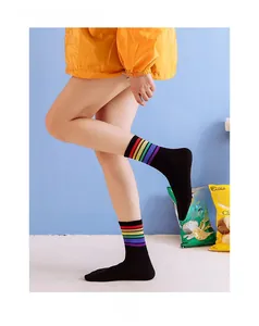Détail de chaussettes mi-hautes en coton avec rayures arc-en-ciel portées par un mannequin