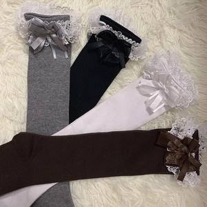 Quattro paia di calze al ginocchio Lolita grigio, nero, bianco e marrone con pizzi e fiocchi