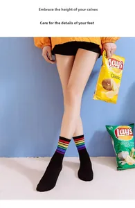 Vue détaillée de chaussettes noires en coton tricoté avec rayures arc-en-ciel sportives